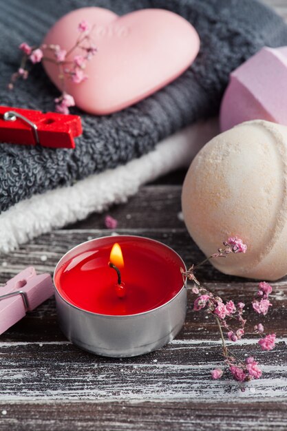 Accessoires de bain sur table en bois rustique