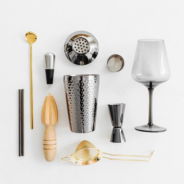 Photo accessoires de bar et outils pour faire des cocktails. shaker, jigger, verre, cuillère et autres outils de bar.