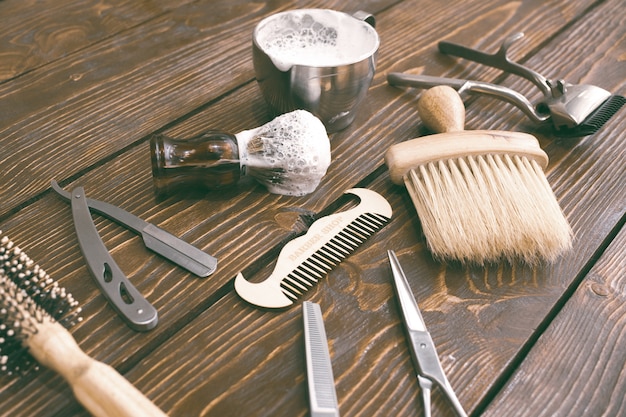 Accessoires de barbier sur table en bois.