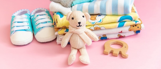 Accessoires bébé pour nouveau-nés sur une surface colorée