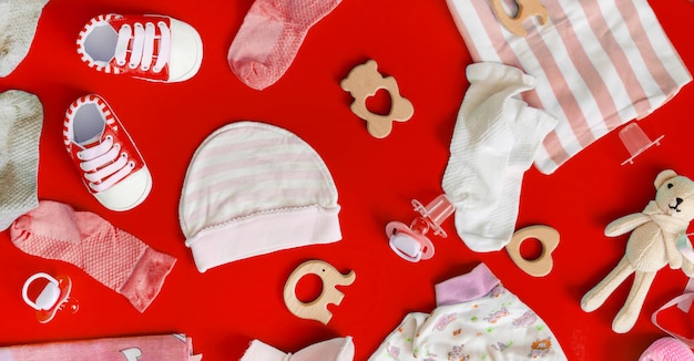 Photo accessoires bébé pour nouveau-nés sur une surface colorée