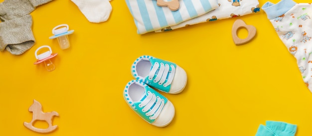 Accessoires bébé pour nouveau-nés sur une surface colorée