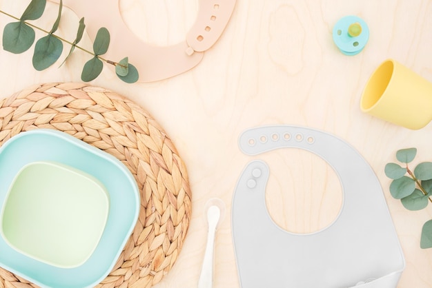 Accessoires bébé vaisselle pour nourriture sur fond beige Vaisselle en silicone Servir des aliments pour bébés