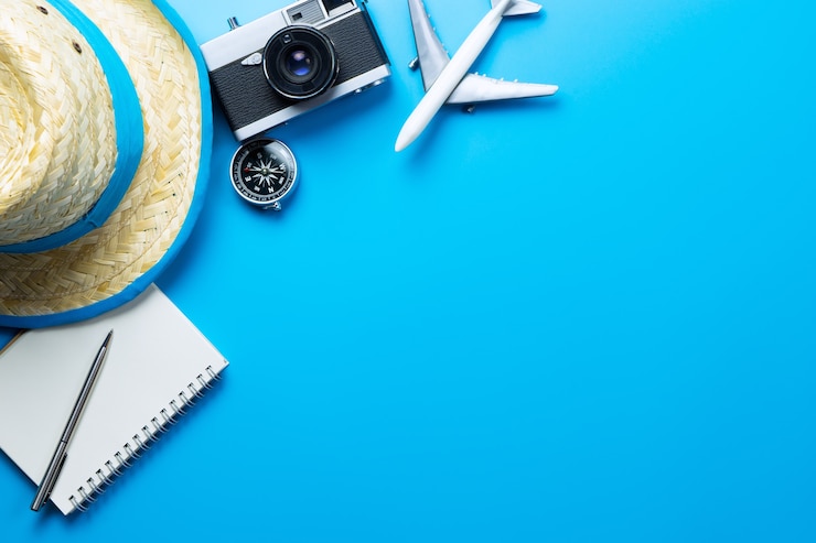 Photo accessoires de blogueur de voyage d&#39;été sur l&#39;espace copie bleue