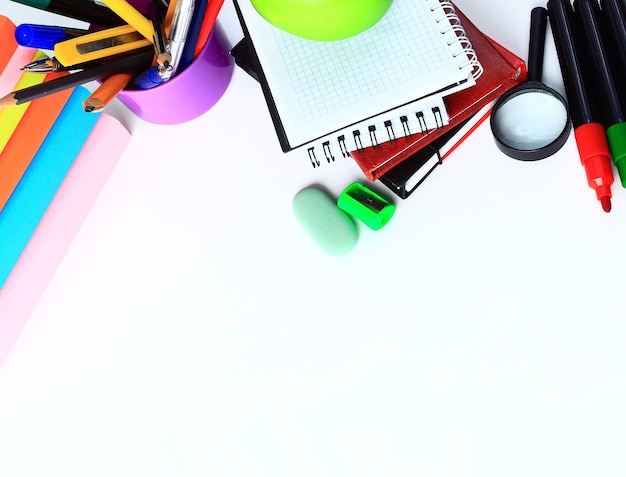 Accessoires de bureau et d'étudiant sur un blanc. Retour au concept de l'école.