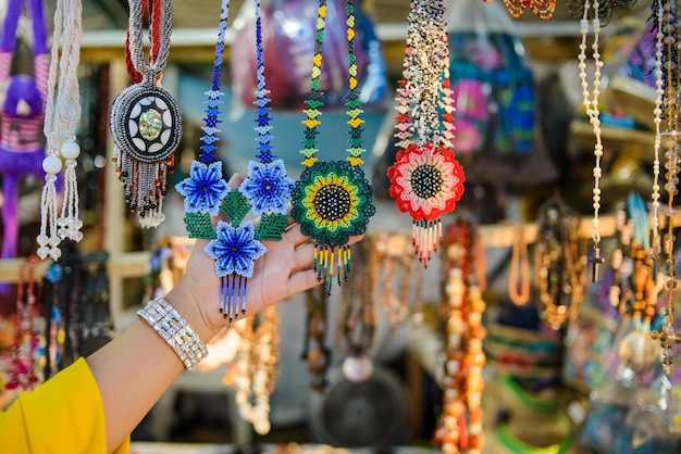 Accessoires en chaquira multicolore Artisanat mexicain en pierres colorées