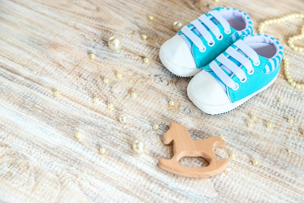 Accessoires chaussons bébé sur fond blanc