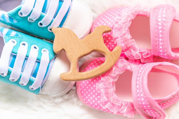 Accessoires chaussons bébé sur fond blanc