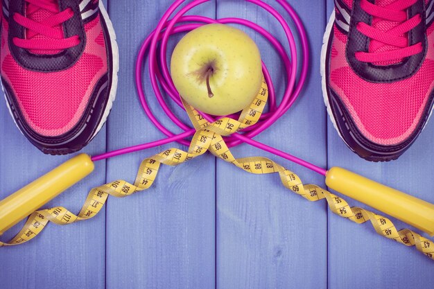 Photo accessoires de chaussures de sport pour le fitness et la pomme fraîche modes de vie sportifs sains