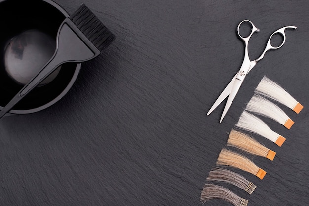 Accessoires de coiffure pour colorer les cheveux et les extensions de couleurs sur fond noir