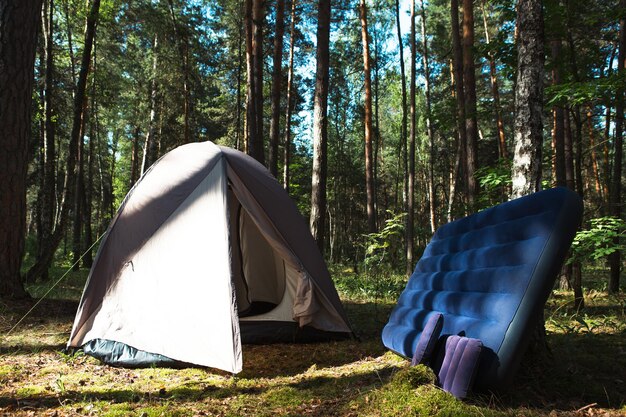 Accessoires de couchage pour des activités de plein air touristiques confortables dans le camping Tente avec matelas pneumatique et oreiller pour dormir à l'extérieur