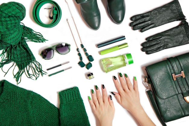 Accessoires De Couleur Verte Avec Manucure Sur Ongles Courts.