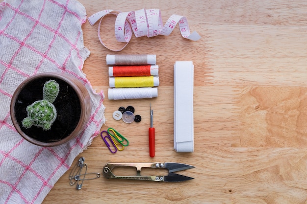 Accessoires de couture sur fond en bois