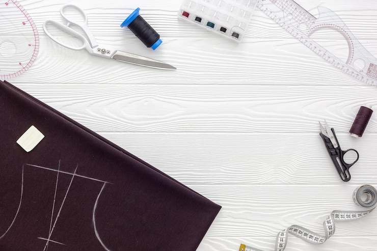Photo accessoires de couture et fournitures de couture. bobines de fil, ciseaux et centimètre