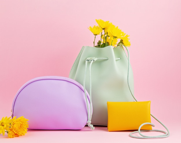 Accessoires En Cuir Pour Filles Dans Des Couleurs Pastel Vives: Badine, Sac à Main, Trousse De Maquillage Et Fleurs Sur Fond Rose