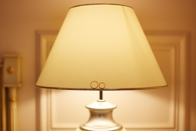 lampe. nuit lumière par le chevet table avec chaud lumière. intime  paramètre. lampe pour en train de lire une livre sur le lit. établi avec  génératif ai technologie. 26952092 Photo de stock chez Vecteezy