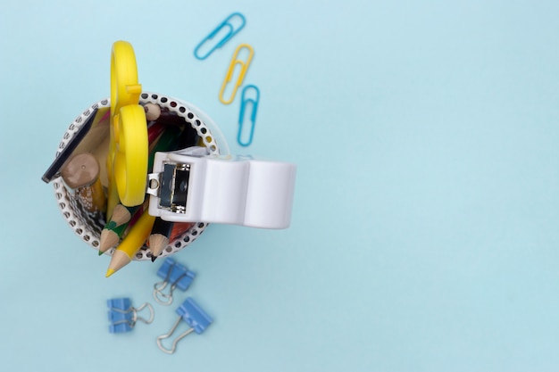 Accessoires d&#39;école sur bleu tendre