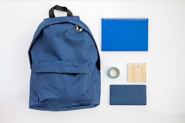 Accessoires d&#39;école bleue sur la table