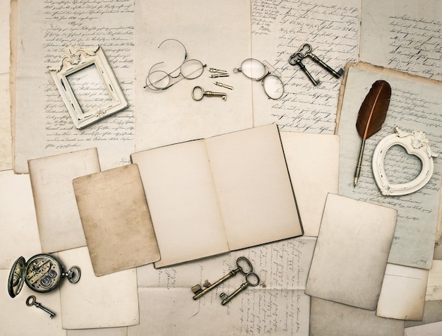 accessoires d'écriture vintage lettres et cadres anciens