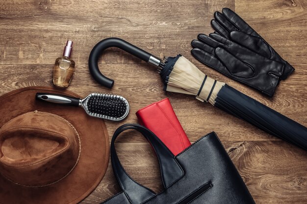 Accessoires élégants pour femmes sur le sol. Fashionista. Vue de dessus. Mise à plat