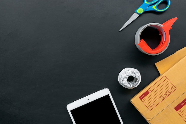 Accessoires d'emballage sur fond de bois noir