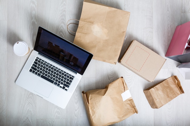 Photo accessoires d'emballage sur le lieu de travail du propriétaire d'une petite entreprise en démarrage, boîte à colis en carton pour la vente en ligne. entrepreneur, boîte à colis en carton pour la vente en ligne. concept d'expédition.