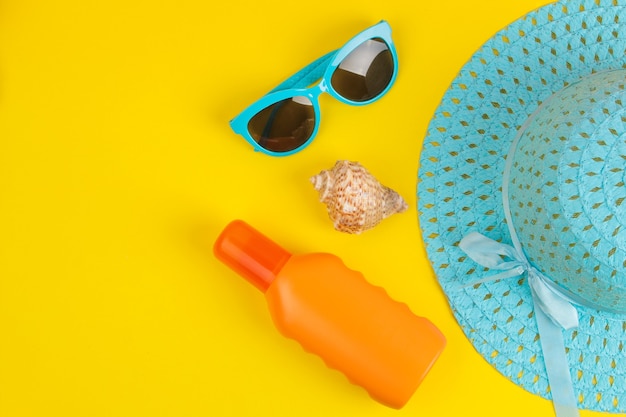 Accessoires d'été. accessoires de plage. crème solaire, chapeau et lunettes