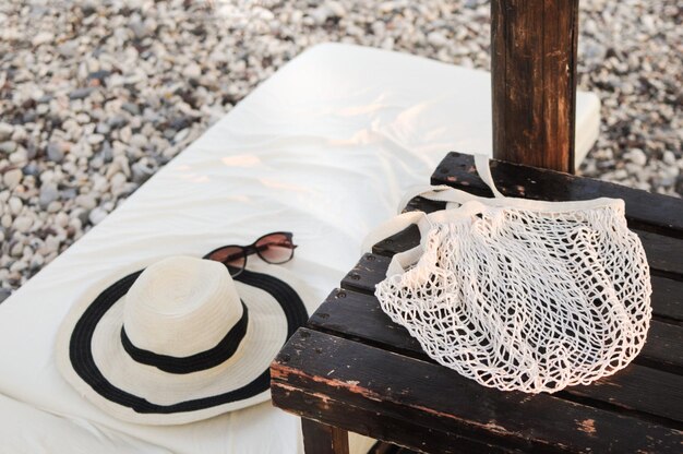 Accessoires d'été chapeau de paille sac de courses en filet écologique et lunettes de soleil