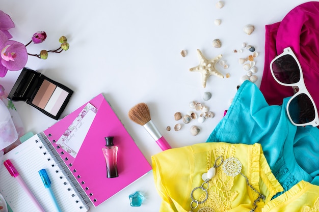 Accessoires d'été sur fond blanc