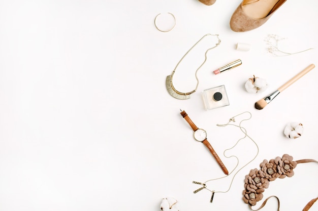 Photo accessoires féminins sur fond blanc. vue de dessus.