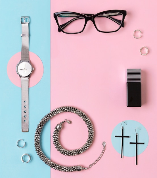 Accessoires féminins à la mode, lunettes, boucles d'oreilles, parfums, bagues et collier avec espace copie