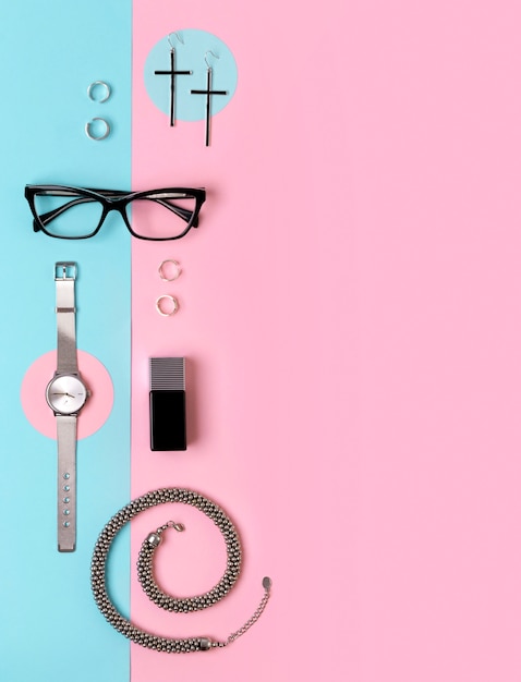 Accessoires féminins à la mode, lunettes, boucles d'oreilles, parfums, bagues et collier avec espace copie