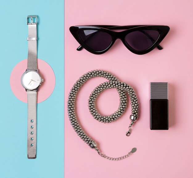 Accessoires féminins à la mode, lunettes de soleil, parfum et collier