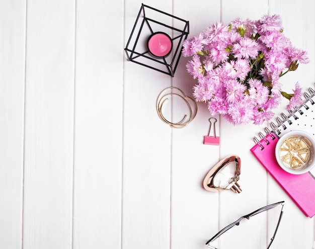 Accessoires femme sur la table blanche, vue de dessus