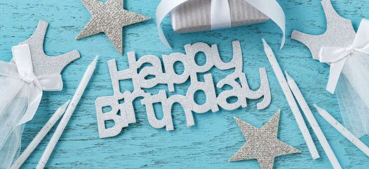 Photo accessoires de fête d'anniversaire sur une table en bois bleue