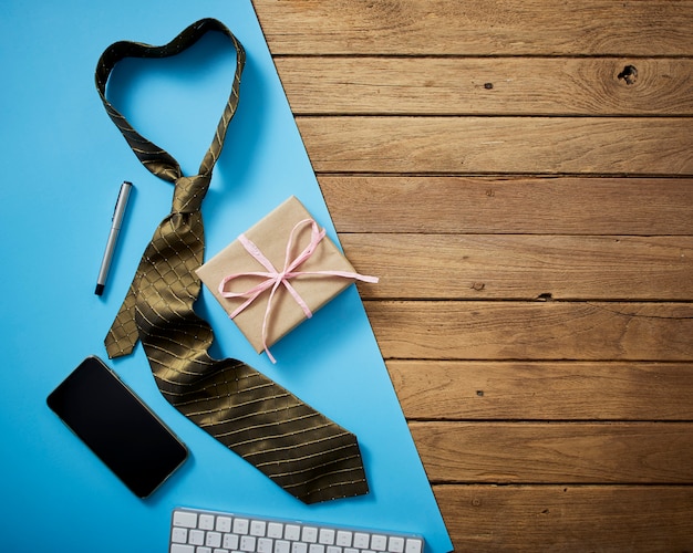 Accessoires de fête des pères heureux sur la table