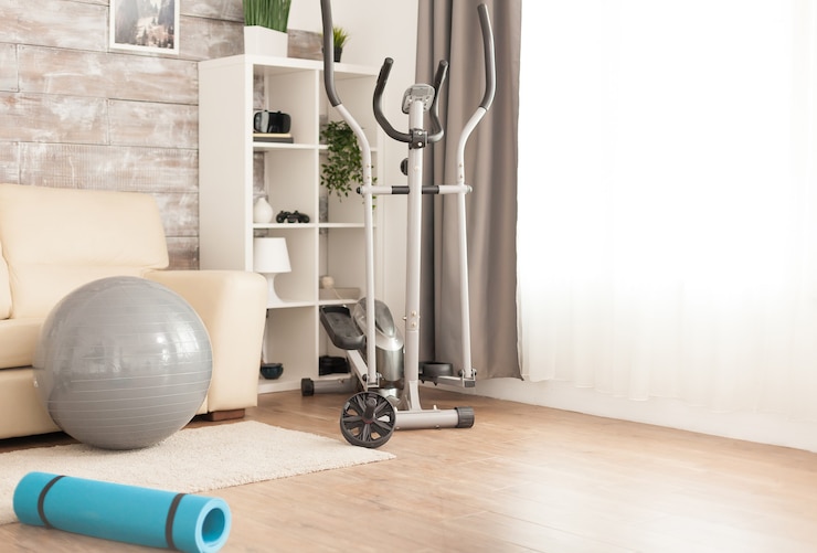 Photo accessoires de fitness pour l'entraînement corporel à la maison dans une pièce vide.