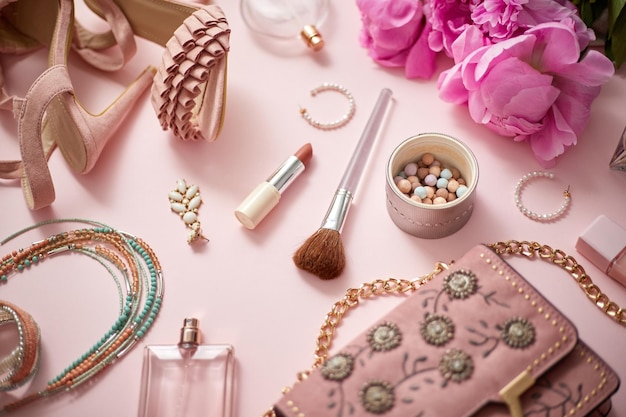 Accessoires et gadgets de beauté et de mode Concept féminin Placé sur fond rose Avec des chaussures sac à main cosmétiques fleur