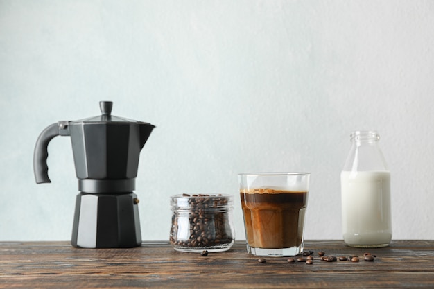 Accessoires de l'heure du café sur une table en bois sur fond clair