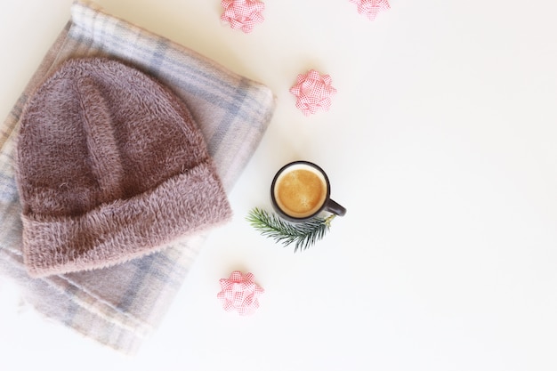 Accessoires d&#39;hiver pour femmes - Bonnet et écharpe à côté d&#39;une tasse de café et de nœuds