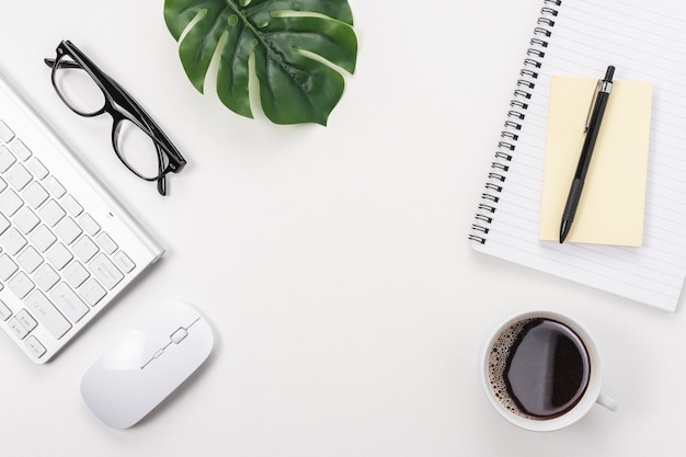 Accessoires informatiques et une tasse de café