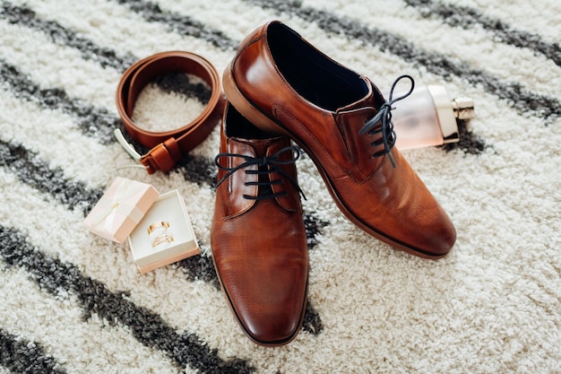 Accessoires de jour de mariage du marié chaussures en cuir marron ceinture parfum bagues dorées en boîte mode masculine