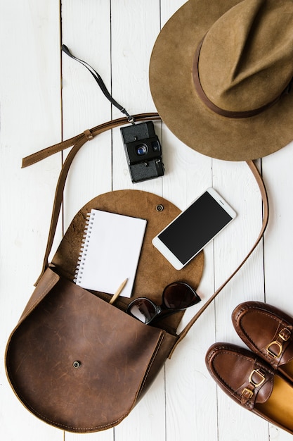 Accessoires De Journaliste Ou Voyageur Femme Sur Fond De Table En Bois Blanc à Plat