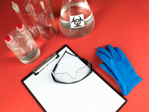 Photo accessoires de laboratoire avec presse-papiers et lunettes vierges