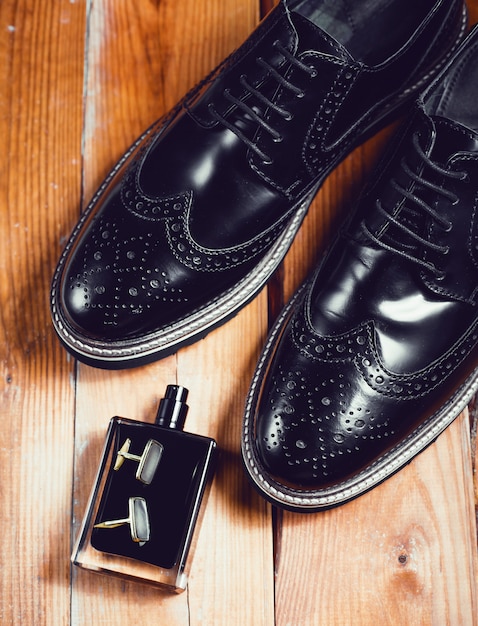 Accessoires Mans. Chaussures avec parfum et manchette