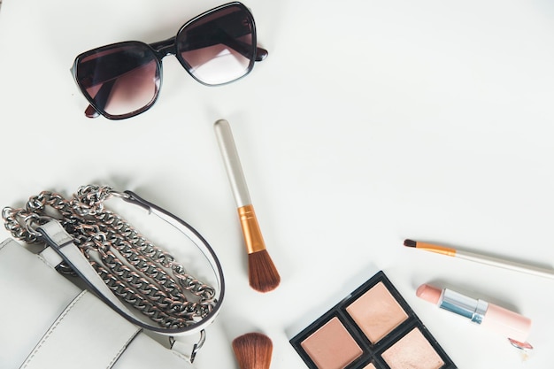 Accessoires de maquillage femme sur le bureau