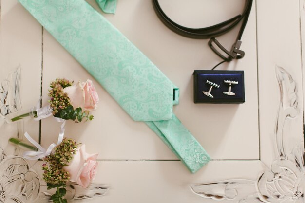 Accessoires de mariage du marié. bouton de manchette et boutonnière