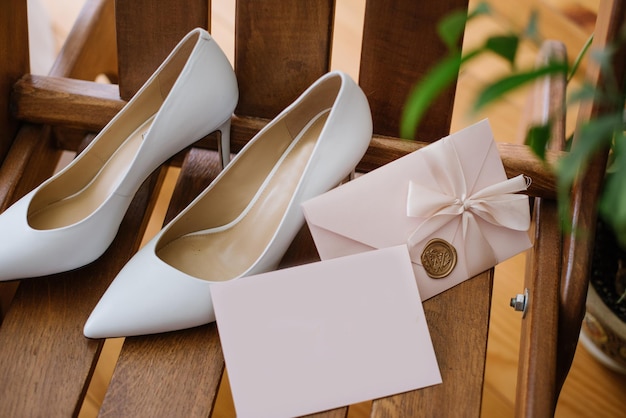 Accessoires de mariage pour mariées, bouquets de bagues et carte d'invitation le jour du mariage à plat