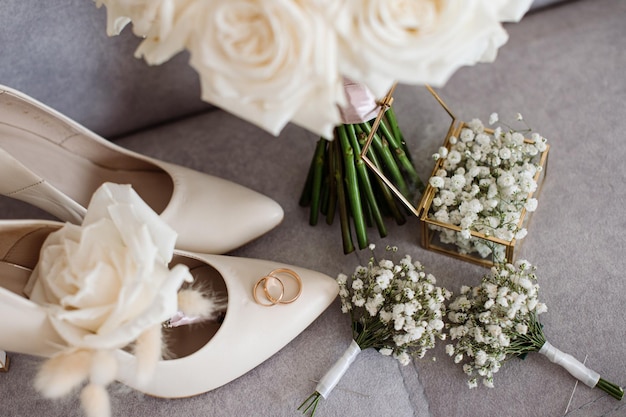 Accessoires de mariage pour mariées, bouquets de bagues et carte d'invitation le jour du mariage à plat