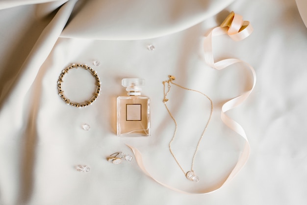 Accessoires De Mariée: Eau De Toilette, Boucles D'oreilles, Pendentif Et Bracelet. épouses Du Matin.